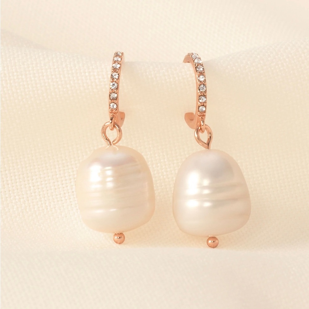 Stella & Dot Modern Bohemian Pearl Huggies
